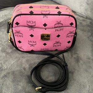 MCM CROSSBODY/ WRISTLET